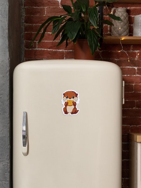 Кристальная (алмазная) мозаика ФРЕЯ магнит "Выдра с печенькой" 8 х 11 см ALVM-127