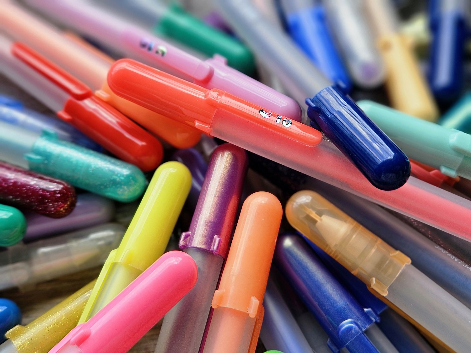 Покупайте две ручки GELLY ROLL и получите третью в подарок!