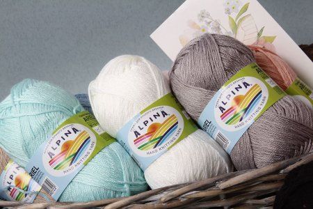 Пряжа ALPINA Ariel 98% акрил, 2% пайетки 1 x 50 г 150 ± 10 м