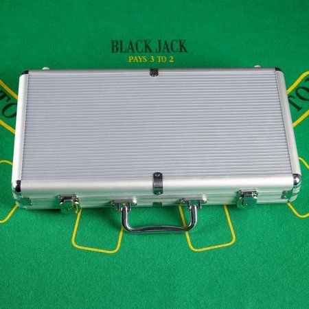 Покер в металлическом кейсе (2 колоды, фишки 300 шт., 5 кубиков) 20.5 х 38 см SIM-278723