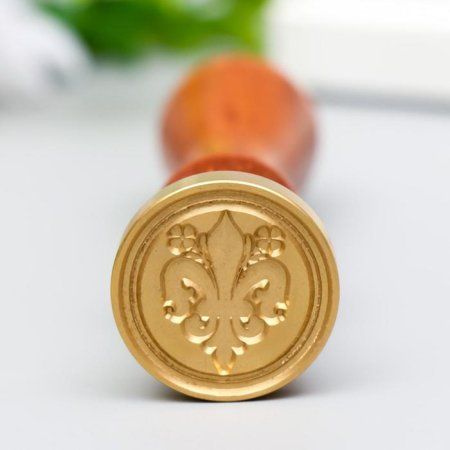 Печать для сургуча с деревянной ручкой "Геральдическая лилия с цветами" 9 х 2.5 х 2.5 см SIM-5278989