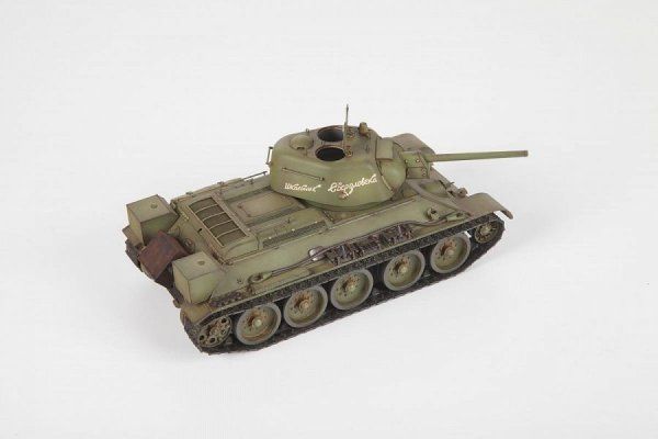 Сборная модель: Советский средний танк Т-34/76 (обр. 1943) УЗТМ, З-3689
