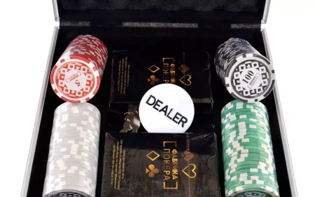 Набор для покера из 100 фишек с номиналом Фабрика Покера в серебристом кейсе MAGCPPS100