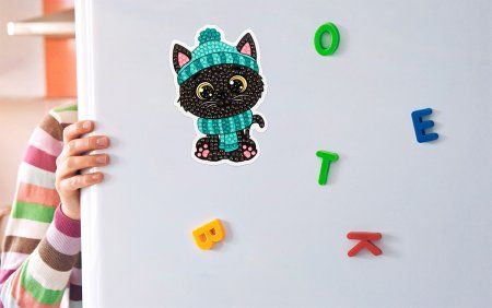 Кристальная (алмазная) мозаика ФРЕЯ магнит "Котик в шапке" 7 х 10.5 см ALVM-087