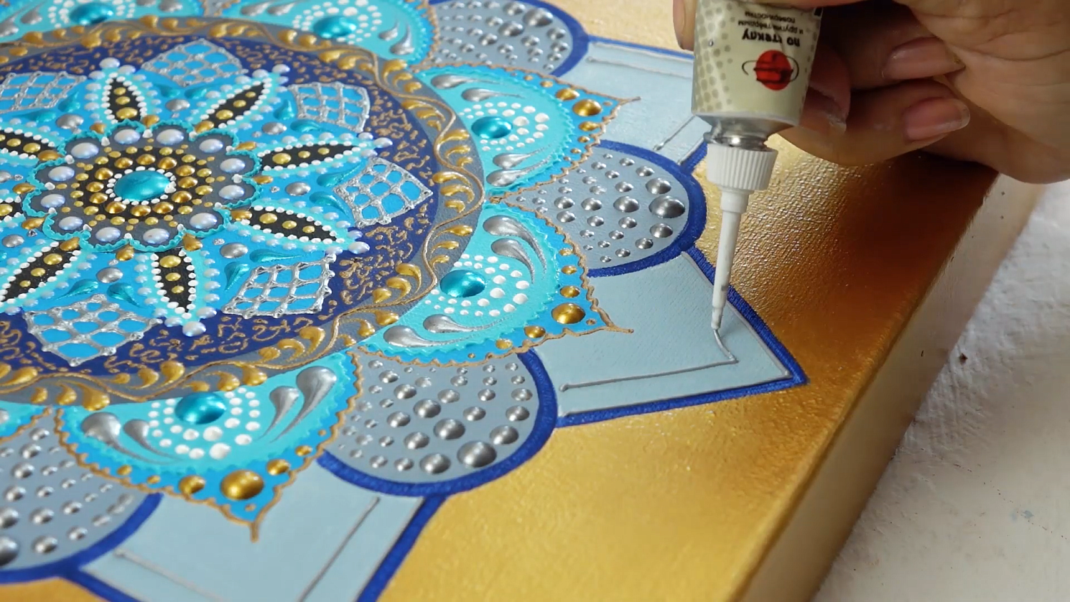 Картина Мандала акриловыми контурами. Точечная роспись на холсте