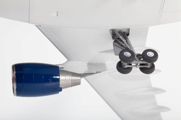 Сборная модель: Пассажирский авиалайнер Аэробус A330-200, З-7047