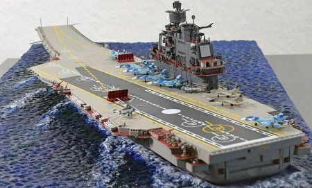 Сборная модель: Авианосец "Адмирал Кузнецов" подарочный набор, З-9002ПН