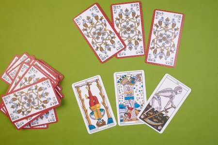 Карты: Марсельское таро. Руководство для гадания и чтения карт (78 карт + инструкция в коробке) EKS-958740