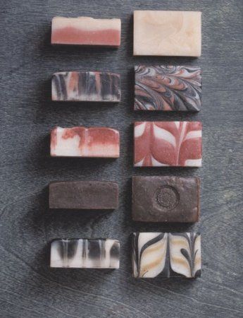 Книга Э: Натуральное мыло ручной работы. Большая иллюстрированная энциклопедия 978-5-04-102214-3