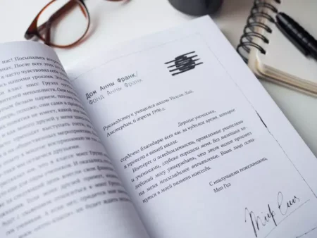 Книга: Писатели свободы. Как 150 «трудных» подростков и учительница бросили вызов стереотипам MIF-691297